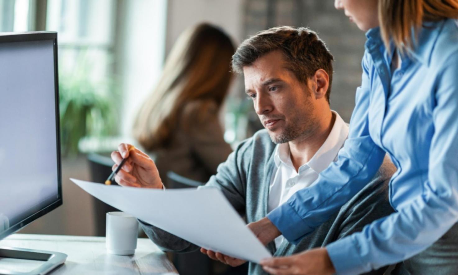 Presentación de datos financieros en reunión de equipo