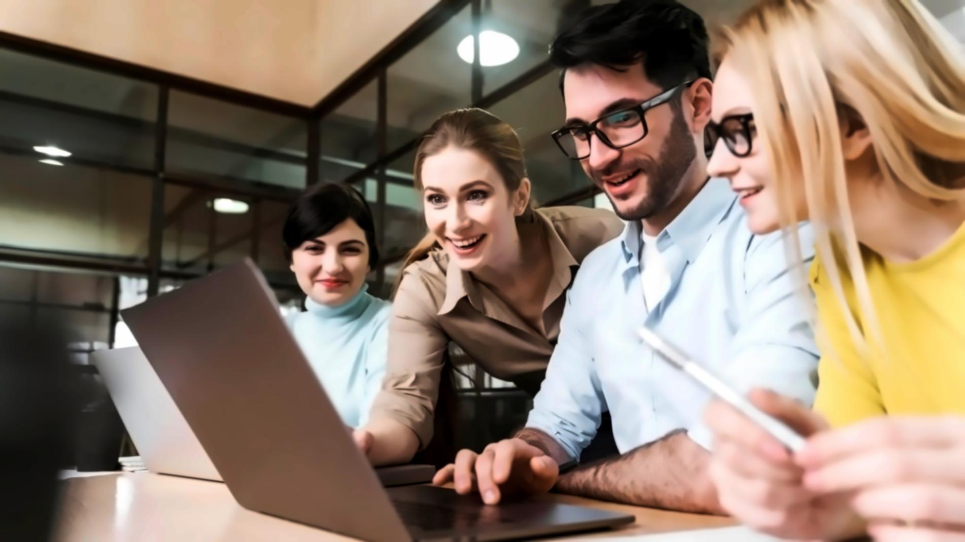 Equipo de koriventoza trabajando en consultoría financiera y elaboración de presupuestos para clientes en Valladolid