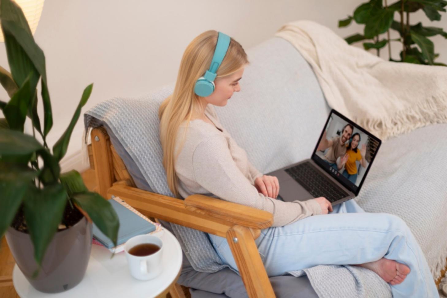 Sesión de trabajo con clientes desarrollando estrategias presupuestarias personalizadas